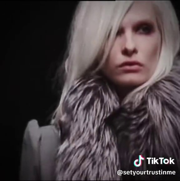 og soundtrack #christinakruse, #minianden & #dianagartner for #gianfrancoferre fw 2001