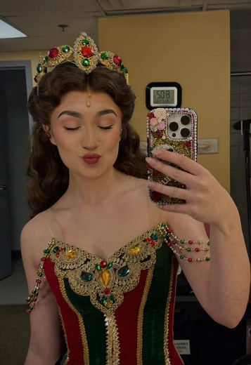 me 🤝 pre show bagels. all creds to the incomparable @Gia Keddy :) . #christinedaaé #phantomoftheopera #fyp #broadwaymusicals #broadway