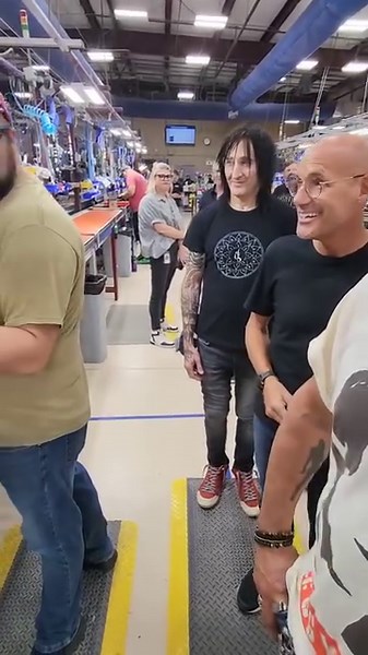 Look who is at Gibson factory in Nashville, TN - USA today ? 📸Meegan | Slash France