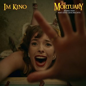 🦇😱 Lust auf eine schaurige Geschichte, durchgedrehten Gruselhorror und viel Gänsehaut? THE MORTUARY – JEDER TOD HAT EINE GESCHICHTE. 👻🎃 Endlich im Kino! #themortuary #themortuaryfilm #gruseln #gänsehaut #jacobelordi #horror #horrormovies #halloween #horrorfan #scary #creepy #horrormovie #spooky #horroraddict #horrorcommunity #thriller #dark #gore #cinema #horrorcollector #horrorjunkie #nurimkino #kino | capelight pictures