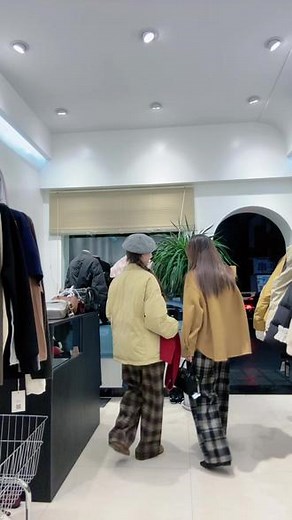 今年最流行的格子裤，怎么配都好看，赶快安排起来#服装搭配 #店内实拍分享