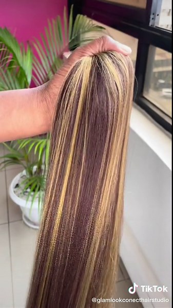 Blending 2 different colors yo achieve one color #viral2022viralvideo🔥😘🔥 #tresses #goviral #viraltiktok #kenyantiktok🇰🇪 #salons #nairobi #buga