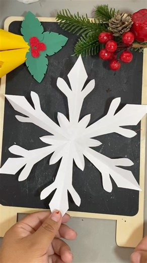 Cómo Hacer un Copo de Nieve de Papel ❄️✨ | Manualidad Fácil para Niños | Burrikiki