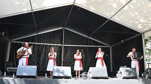 PAMPLONA 11 de julio de 2023. El Grupo Jotero ALEGRÍA RIBERA actuando en el PASEO SARASATE durante los Sanfermines, JESÚS MENDOZA PEÑA interpreta la jota "EN EL CORAZÓN NAVARRO" | Antonio Casanova