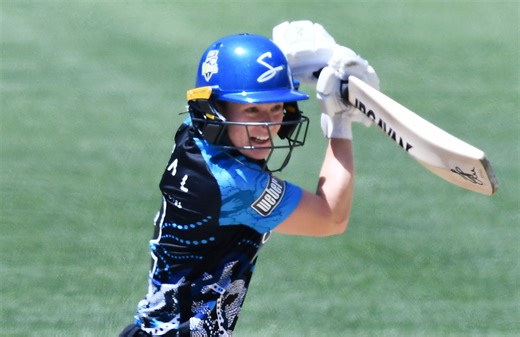 Mack's back: Strikers star re-signs for WBBL|08
