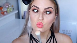 One highlighter, three ways! ✨ XOBEAUTYSHOP.COM ✨1️⃣ apply our radiant glow highlight powder with a sheer powder brush all over the face for a dewy glow ✨2️⃣ for a highlighted look, using a smaller dense brush like the small face brush, apply the product directly to the high points of your face - you can layer the product to get the desired effect ✨3️⃣ use setting spray to dampen your brush, and apply the powder wet for a blinding glow ✨ #xobeauty #lucent #shaaanxo | XO Beauty