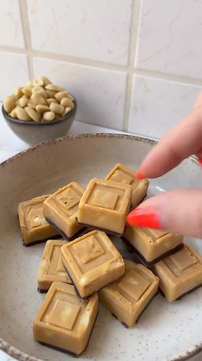 Peanut Cubes 🥜 𝙄𝙣𝙜𝙧𝙚𝙙𝙞𝙚𝙣𝙩𝙨 📑 (15 Peanut Cubes) Ingredients: 60g sugar-free peanut butter 40g sugar-free dark chocolate 40g peanuts 2 tbsp coconut oil 𝙄𝙣𝙨𝙩𝙧𝙪𝙘𝙩𝙞𝙤𝙣𝙨 🔪 Put the peanuts in a silicone ice cube mold. Put peanut butter and 1 tbsp of coconut oil in a pan and heat on low heat until combined. Put the mixture into the ice cube mold. Freeze for 2 hours. Then melt dark chocolate and 1 tbsp of coconut oil together. Put it on top of the peanut butter layer. Freeze over