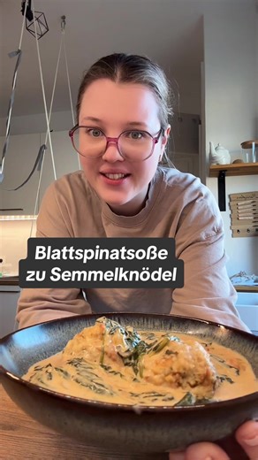 Aus dem restlichen Blattspinat mache ich einen Salat 👌🏻 Das Rezept für die Semmelknödel findest du im letzten Video 😊 Hier das Rezept für die Soße: ZUTATEN: Blattspinat frisch 1 Stück Zwiebel 3 Stück kleine Tomaten 200 ml Schlagobers 200 ml Wasser 1/4 Stück Suppenwürfel, Salz, Umami, Pfeffer 1 Essslöffel Maizena zum Eindicken ZUBEREITUNG: Zuerst die Zwiebeln klein hacken und die Tomaten in Stücke schneiden. Alles in etwas Olivenöl anbraten. Dann Schlagobers, Wasser und Gewürze dazugeben und a
