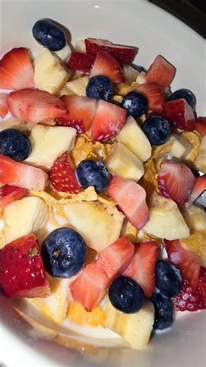 Let 'em know #homemade #ilovetocook #bagelsandwich #friedrice #shrimpfriedrice #cereal #fruits