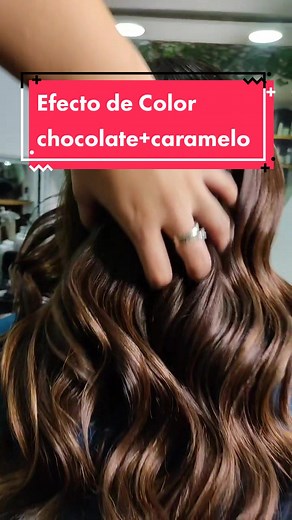 El color de pelo chocolate se consigue con una base oscura o medio oscura, es decir, un tinte cuyo tono sea un 4, 5 o un 6. Estos son un castaño oscuro, un castaño medio o un castaño claro. Los caramelos los utilizamos para generar contrastes y sombras en esta bella melena #estilistaprofesional #salondebelleza #cabellocaramelo #tecnicaairbrush #mechas #balayage #estilista #peluqueria #tintes #efectodecolor #melena