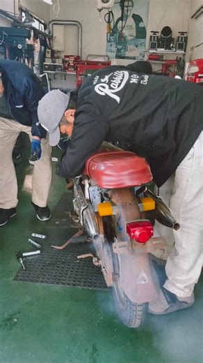 TSUTOMU YOSHIDA | CS92 神社仏閣の日 Honda 92series 仲間内でいつのまにか ３台揃いました。 アタクシの92は‥たまにエンジン掛かるのですが‥ オイル上がりは凄いわ キャブは安定しないわ 2ストロークのバイク並みの白煙😵‍💫 春までになんとか公道デビューしたいなぁ〜... | Instagram