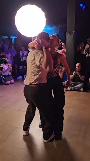 Best bachata dance 💃🕺Janis and Zoe🕺💃 🎵Love in the dark, Adele 📍Paris, Anwa @janisyzoe #bachata #love #couple #feelings #fyp
