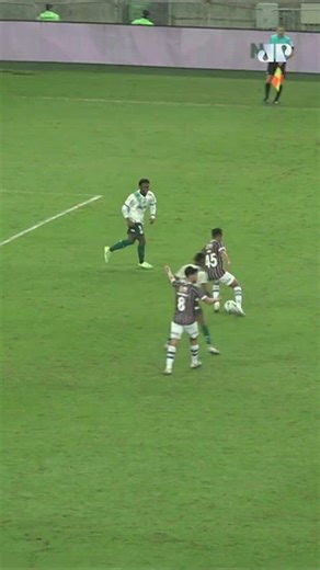 TEM QUE TER SANGUE FRIO 🥶🇭🇺 Fluminense dá aulas de saída de bola e armam o ataque saindo da grande área defensiva. Chegando próximo da área, Germán Cano puxa para a perna direita e finaliza, mas a bola vai no meio do gol. Confira o lance pelas lentes da Jovem Pan Esportes! 👉 Siga a @jovempanesportes #Fluminense #Tricolor #Palmeiras #Alviverde #CampeonatoBrasileiro | Jovem Pan Esportes