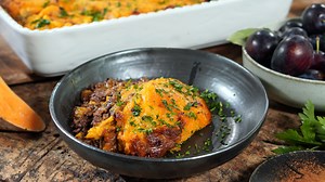 46K views · 510 reactions | Für das würzige Hackfleischragout nimmt Zora Klipp Rind statt Lamm. Die Haube ist aus Kartoffeln, Süßkartoffeln und Cheddar. Hier ist das Rezept: ndr.de/shepherdspie100.html | DAS! im NDR Fernsehen | Facebook