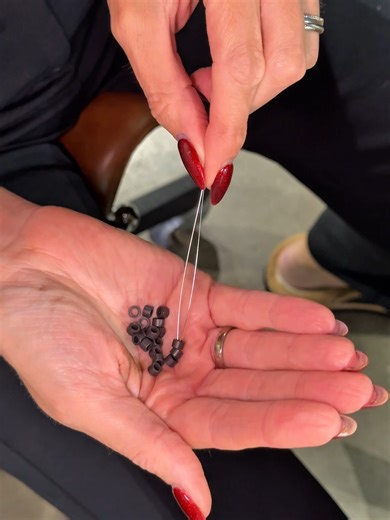 We always match our beads to the root colour 💥 #weftextensions