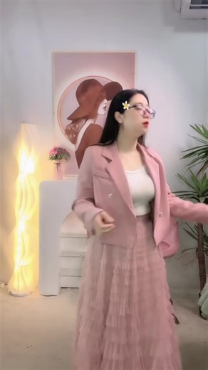 FOLADY - P078 Rok Milana Jumbo Korean style berbahan tulle premium dengan furing katun lembut. Desain layered 10 tingkat yang anggun dan flowy, tidak terawang. Pinggang karet elastis, nyaman dipakai, cocok untuk tampilan manis dan elegan