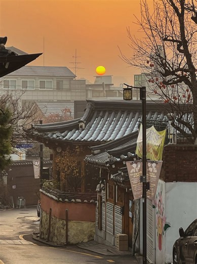 I still can’t believe how lucky we were to see the Gyeongbokgung Palace covered in snow ❄️ It had snowed just two days before we landed, and while it was freezing, it was completely worth it. Seeing the palace grounds dusted in white, with the bright red buildings standing out so vividly, felt incredibly special. Seoul really surprised me as a winter destination. I expected it to feel quieter, maybe even a little subdued, but instead it was lively, full of energy, and buzzing in its own winter w