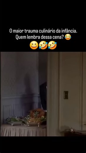 Tarcisio Silva on Instagram: "Todo Mundo em Pânico 2 (2001) é uma comédia satírica que parodia filmes de terror sobrenatural, focando em A Casa da Colina, O Exorcista e Poltergeist. Dirigido por Keenen Ivory Wayans, o filme acompanha Cindy, Brenda e outros personagens sobreviventes do primeiro longa em uma nova aventura em uma casa mal-assombrada, repleta de humor pastelão e de humor negro. Principais Destaques: Enredo: Um professor (Tim Curry) leva os jovens para um casarão com a desculpa de um