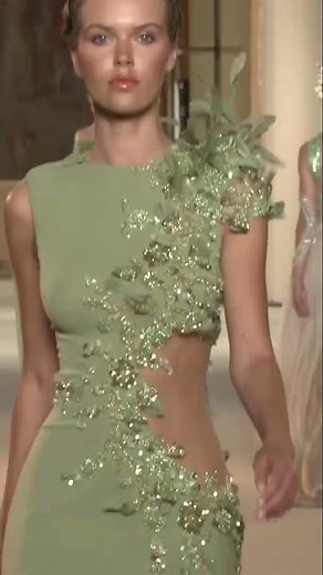 défilé TONY WARD haute couture automne hiver 2024 2025 robe de soirée verte