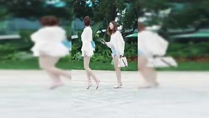 美女光脚走在大路上不嫌烫，走路姿势好霸气，另一只鞋子呢