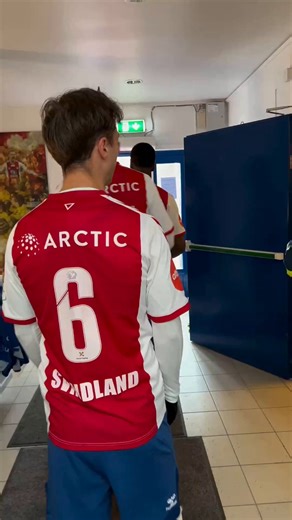 Los futbolistas del KFUM Oslo, de la primera división en Noruega, tienen que cruzar la calle para pasar de sus vestidores a la cancha. 😲 🚶🏻 Vía kfumkameratene/IG | ESPN Deportes