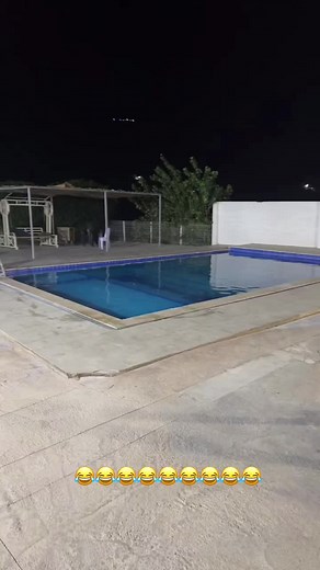 Interesting Nighttime Pool Splash Experiment