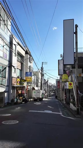 横浜市は神奈川県に位置する都市で、人口は約377万人です。横浜市には、みなとみらい21、横浜中華街、山下公園、横浜スタジアム、ランドマークタワー、八景島シーパラダイスなど、多くの観光スポットがあります。青葉区、旭区、泉区、磯子区、神奈川区、金沢区、港南区、港北区 、栄区、瀬谷区、都筑区、鶴見区、戸塚区、中区 、西区、保土ケ谷区、緑区、南区の18の行政区があります。 #横浜市 #横浜 #Yokohama #横浜を歩く #yokohama_walks