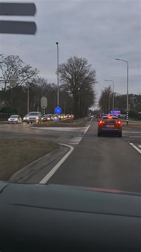 John on Instagram: "Een A0 Melding. Dat betekent een reanimatie of acuut ernstig levensbedreigende situatie. Waarbij de meldkamer in contact blijft met de melder om instructies te geven en te ondersteunen. Vaak wordt de verbinding pas verbroken als de hulp terplaatse is. In de video passeerde nog een bromfiets van links. Hoewel er zeker nog ruimte is, blijft goed notie houden van de omgeving altijd belangrijk. Samen voor verkeersveiligheid.🚑"
