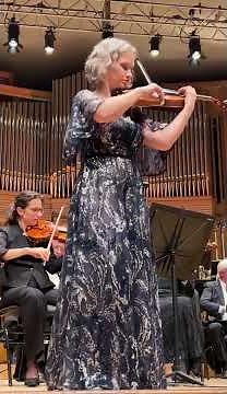 Hilary Hahn plays Brahms Violin Concerto in Brussels (finale).