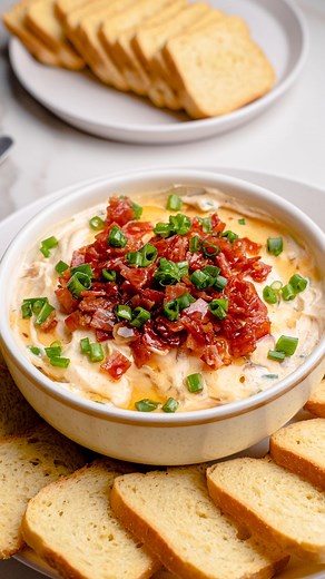 Natalia Vidales M on Instagram: "🥓 MILLION DOLLAR DIP 🥓 ————————— 🧅 Dip de tocineta y cebolla caramelizada para compartir con tus seres queridos. • 😱 Tiene un contraste de texturas y sabores que enloquecen al que sea. • 🥖 Acompaña con pan, tostadas, galletas, o vegetales crocantes. ————————— 📝 INGREDIENTES: - 200 g tocineta - 1/2 cda mantequilla - 1 cebolla - 2 cda vinagre blanco - 1/4 taza azúcar - Pizca de sal - 250 g queso crema al clima - 1/2 taza suero - 1/2 cdta paprika - 1/2 cdta aj