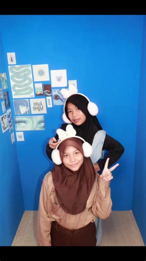 Mengabdikan momen itu penting karena ga akan terulang jadi gass keun aja. yuk yang mau ikutan seru-seruan langsung datang aja ke sini ga perlu reservasi terlebih dahulu guys. harga ekonomis ga bikin kantong menangis. Untuk foto box dan foto studio udah free penggunaan aksesoris guys dan disini ada kostum lucu juga. kuy tunggu apa lagi kita tunggu kalian buat seru-seruan disini. lokasi di ruko pink di depan SMA N 1 Petir #fyp #photostudio #foryoupage #aksesoris #masukberanda