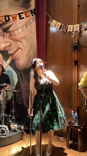 10/24(金)スペースジオン、ちょっと早めのハッピーハロウィン〜🎃👻という事で！ 店内はハロウィン飾り付けもバッチリ！女性ボーカル:リサちゃんもハロウィンドレス仕様👗🥻🎃 そして男性ボーカル:ビリー片田のダブルカスタネットが今夜も響き渡る！？ という感じで！今夜も盛り上がりますよ！まだまだ一回目のステージ、始まったばかり！沢山の皆様のご来店、お待ちしております！！ | Live&Party Space Zion - スペース・ジオン