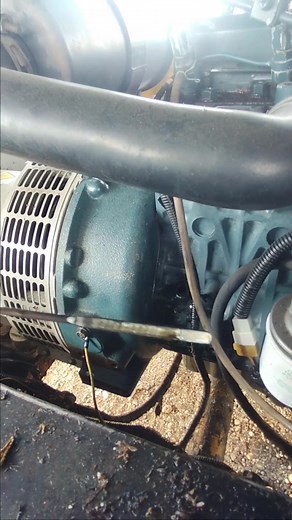 POV : how to fill engine oil after service, using a bottle😁🛠️🔩 #Mechanic #Reels #Simpleway | Jhody Cris Aditya