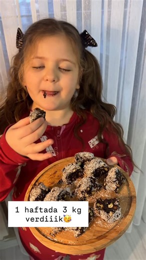 Sema Liya Ayazlı on Instagram: "Bi alkış alabilir miyiz efendim 👏Çocuk olunca diyet kısmı biraz daha zorluyor ama ben seveceği şekilde yapıyorum sonuçlar mükemmel 🔥🙂‍↔️ 🌸Yulaflı poğaça .. 1 çay bardağı yoğurt Yarım çay bardağı zeytinyağ 1 yumurta 🥚 (akı içine , sarısı yüzüne) 1 kapya biber 1 havuç 5 6 adet siyah zeytin 3 yk peynir (istediğiniz peynir olabilir) Bir tutam dereotu 1 kabartma tozu 1 yk zerdeçal tuz 2 su bardağı kadar ince öğütülmüş yulaf ( malzeme ölçülerine göre azaltıp çoğalt