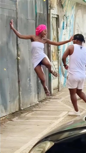 Open the door like a robber.🤣🤣😨#prank #funny #funnyvideos #scary #fyp