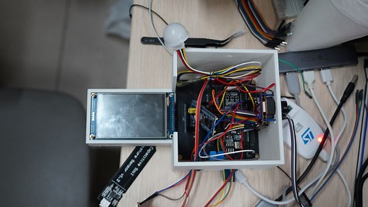 大一牛马来嵌赛当分母了，SPI屏半天调试不出来，一气之下直接飞线了