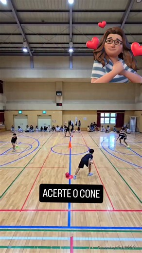 Voce determina quantas voltas serão dadas ou dá um comando verbal para todos acertarem a bola no cone. #jogos #EducaçãoFísicaEscolar #estafeta #acerteocone #queroconteudo #educacaofisica | Educação Física Escolar