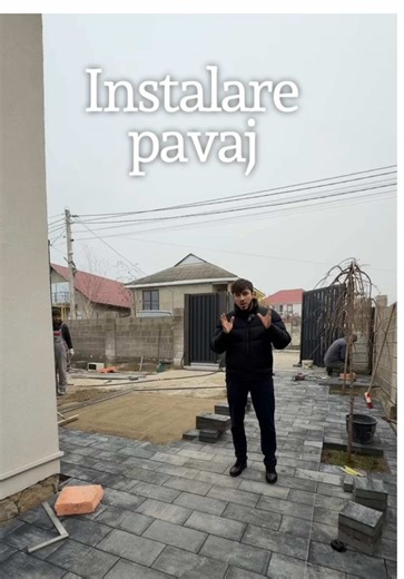 🔹 Cum se instalează pavajul: Ghid simplu și ușor 🔹 Vrei să ai un spațiu exterior perfect finisat? Instalarea pavajului pe beton nu trebuie să fie complicată! Iată pașii simpli: 1️⃣ Aplicăm un strat de nisip de 5–6 cm, pentru a crea înclinarea corectă și a asigura drenajul. 2️⃣ Adăugăm un strat subțire de nisip fin, pentru stabilitate și finisaj neted. 3️⃣ Așezăm pavajul și îl compactăm bine, pentru o suprafață uniformă și durabilă. Rezultatul? ✅ Un spațiu elegant, rezistent și gata să reziste 