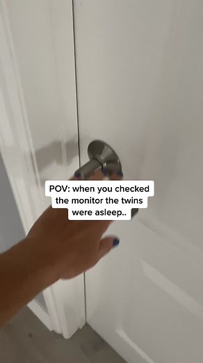 And i thoight i could take a quick shower 🤦‍♀️ #twinsisters #twinsoftiktok #twinmomlife #identicaltwins #twintoddlers