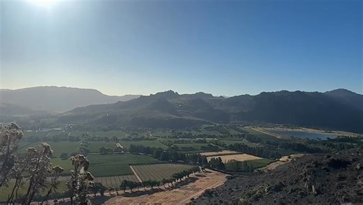 Fire Update: 31 January 2026, 9:00 It has been exactly one week of intense firefighting in the Piket-Bo-Berg area. Firefighters have made steady progress, and it is anticipated that the fire will be fully extinguished over the weekend. There is still one hotspot on the far right above Winkelshoek, as well as several smouldering hotspots high up in the mountain above Lemoenkloof Farm. Ground crews began hiking into the area early this morning, and once they are on the fire line, they will be supp