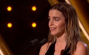 艾玛·沃特森 (Emma Watson) 在 BAFTA 2022 上展示最佳英国电影