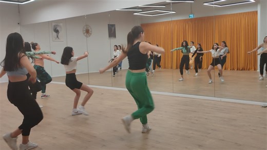 מתי בפעם האחרונה עשית משהו שגרם לך להרגיש וואו? ✨ בתוך המרוץ של בית-עבודה-שגרה, קל לשכוח את האנרגיה המטורפת שיש בך. היפ הופ ב-Juliart זה הרבה יותר מריקוד - זה ה"שעה בשבוע" שהיא נטו בשבילך 👑 לשים פליי, להתנתק מהעולם, לשרוף אנרגיה ולהשתחרר באמת. לא משנה אם רקדת בעבר או שזו הפעם הראשונה שאת עולה על הרחבה - אצלנו תמצאי קבוצת נשים מרימה, אווירה מחשמלת ומוזיקה שעושה טוב על הלב 🎧 📍 הסטודיו שלנו פעיל במתנ"סים ברחבי ירושלים 👟 קבוצות נשים (מתאימות לכל הרמות!) 💃 שילוב מושלם של כושר, קצב וכיף מספר המקו