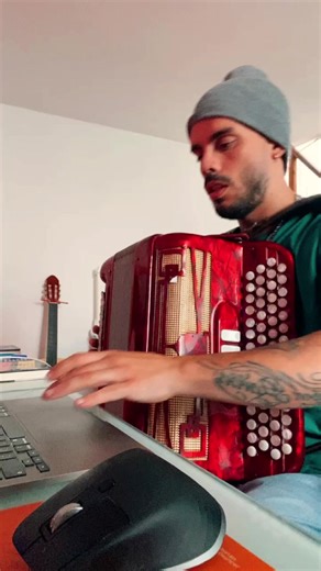 1.º vamos ignorar o facto de ter o gorro mal amanhado. ah ah 🙄Hoje voltei a pegar no meu 1.o instrumento e não sei, não sei … Diga-me vocês se curtiram da vive 🔥💛#music #musica #new #nova #single #love #life #together | Khiaro