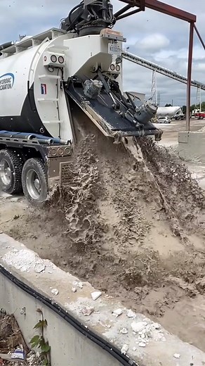 Dumpy.🫠 #hydrovac #truck #bluecollar #excavator #working | Unclogging drains