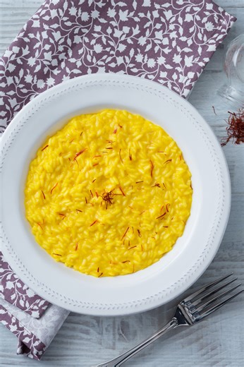 Il risotto più semplice e cremoso di sempre? Quello allo zafferano!💛 Trovate il testo ricetta qui 👉 https://ricette.giallozafferano.it/Risotto-allo-Zafferano.html | Giallozafferano