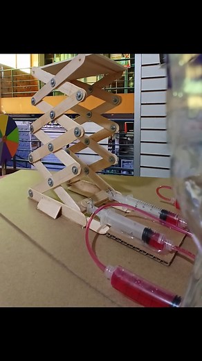 Maqueta Elevador Hidráulico: Experimentos Creativos