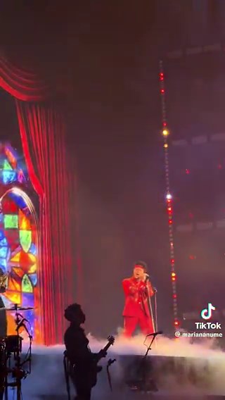 VOCAIS! Bruno Mars apresentando a belíssima ‘Risk It All’ na segunda noite da The Romantic Tour.