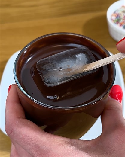 Using ice to create a fancy dessert😋