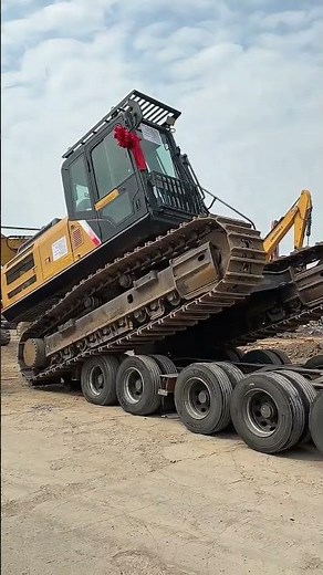 Loading A Heavy Crawler Onto A Concave-Beam Low-Bed Trailer | No Flat Platform Transport