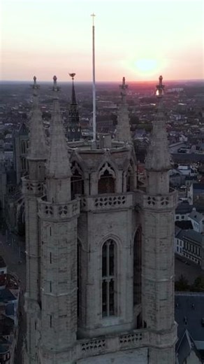 Het is weer tijd voor onze Bestemming van de Dag! Met vandaag het prachtige Gent. Ontdek sprookjesachtig Gent van bovenaf, een stad doordrenkt met geschiedenis en charme. Laat je betoveren door de middeleeuwse architectuur, de kronkelende grachten en de imposante kerktorens terwijl je zweeft over de iconische bezienswaardigheden van de stad. Een betoverend uitzicht dat je hart sneller doet kloppen! 💫✨ Beelden van: @alperengeziyor | Skyscanner